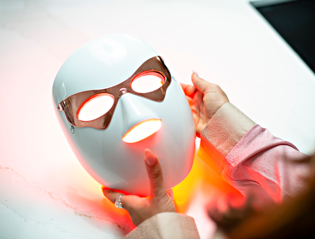 Behandling med LED-maske mot akne, rosacea og psoriasis