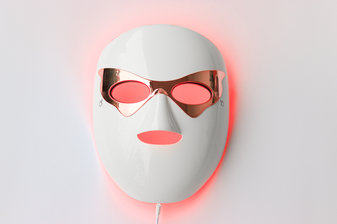 Silkemyk sin LED-maske bruker lysterapi til å behandle hud i ansiktet